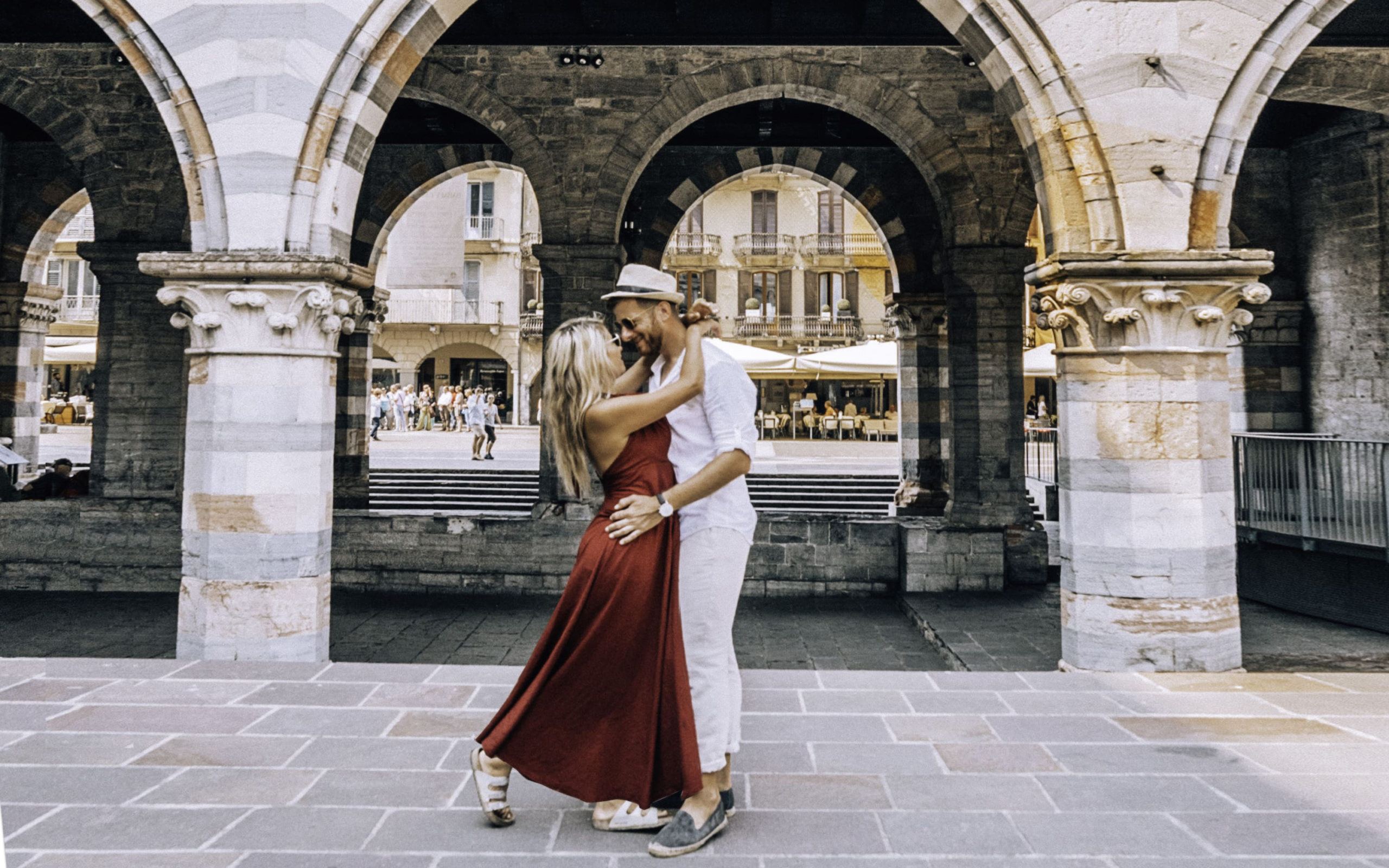 Couple dancing in the city center of Como