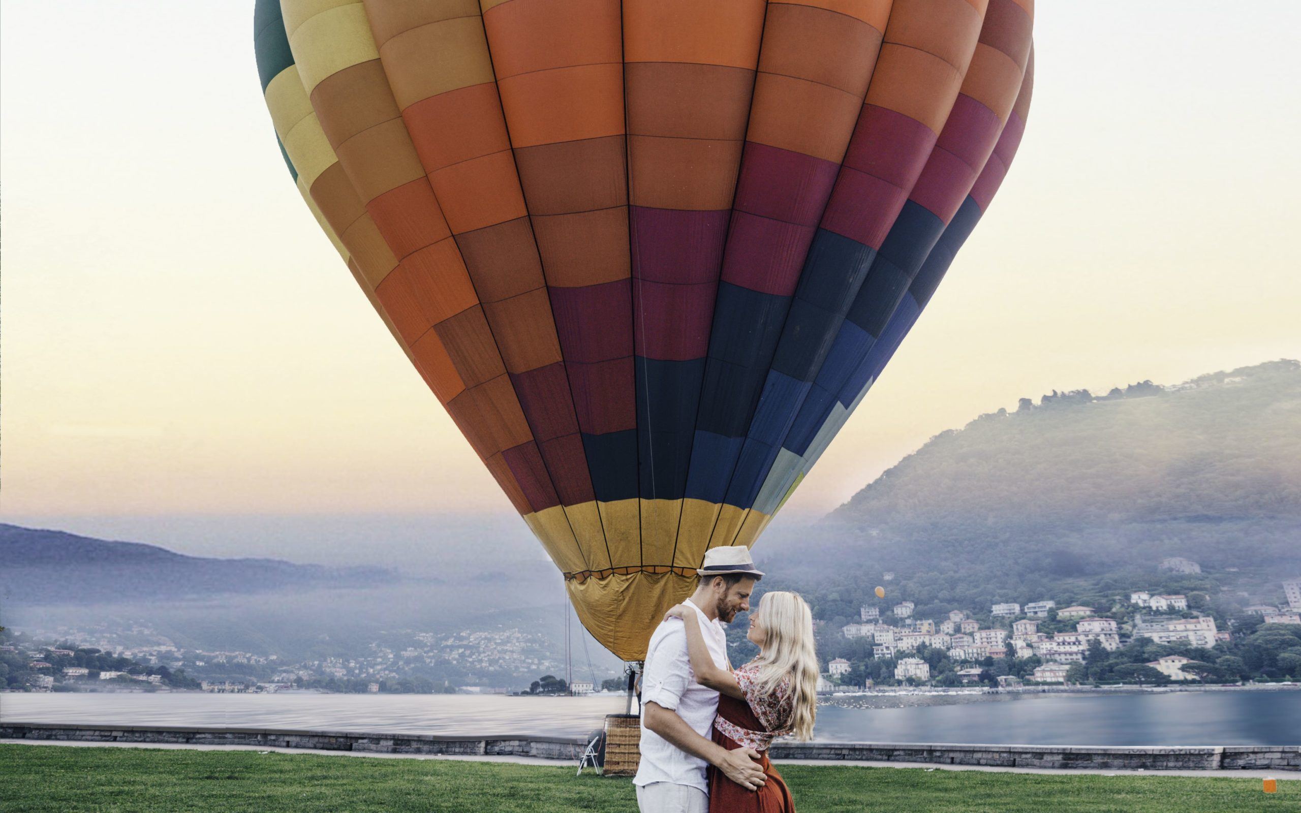 Couple kissing Hot Air Balloon in Como