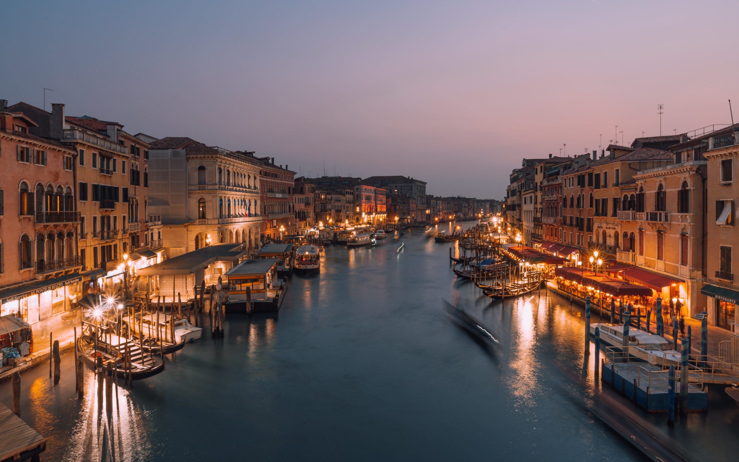 Sunset view of Rialto Bridge in Venice