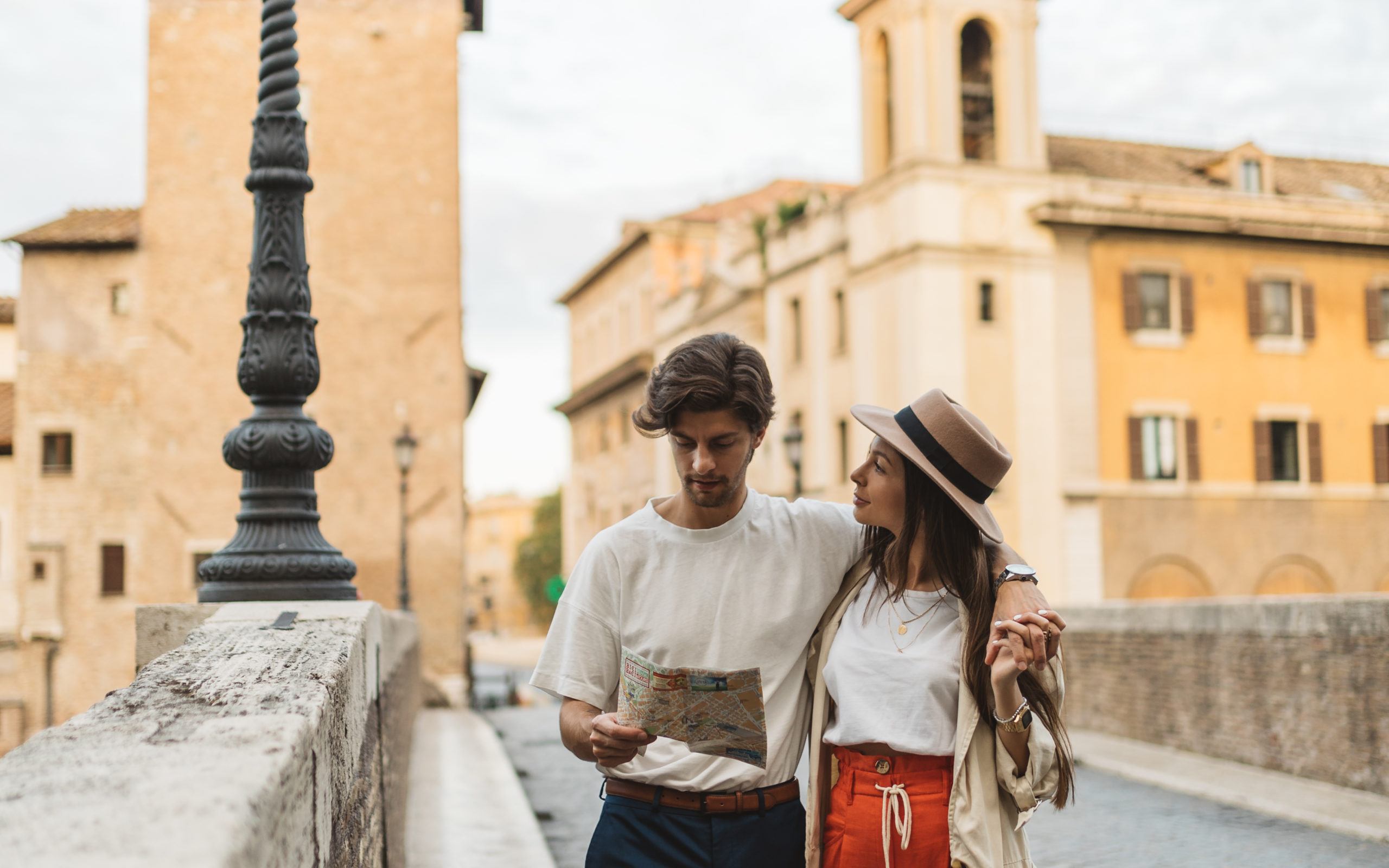 Couple in love discover the Trastevere Neighbourhood in Rome