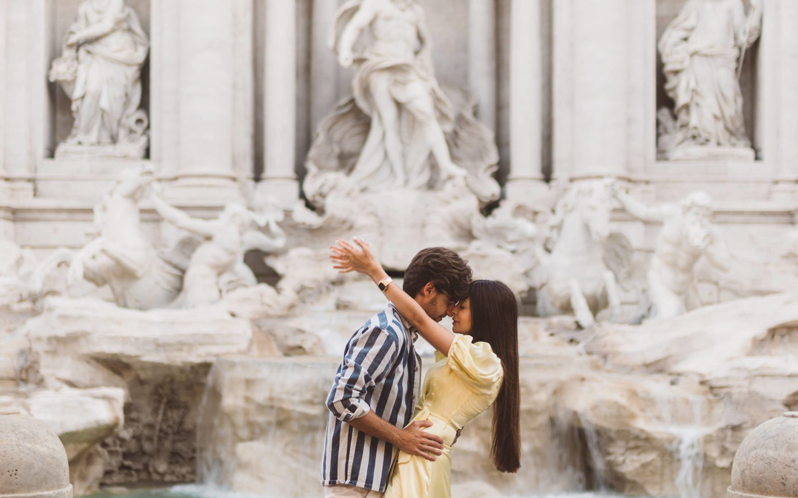 couple-kissing-at-Trevi-Fountain-in-Rome